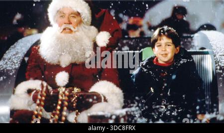 THE SANTA CLAUSE 1994 Buena Vista Pictures distribution film avec Tim Allen à gauche dans le rôle de Scott Calvin/Santa Claus et Eric Lloyd dans le rôle de son fils Charlie Banque D'Images