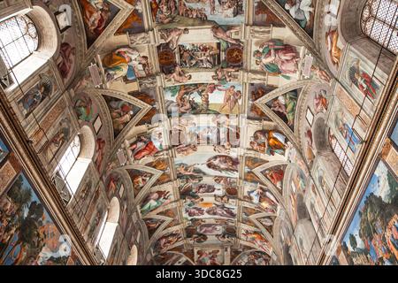 Plafond de la chapelle Sixtine dans la Cité du Vatican avec fresques de Michel-Ange, y compris la création d'Adam, un chef-d'œuvre de la Renaissance et religio emblématique Banque D'Images