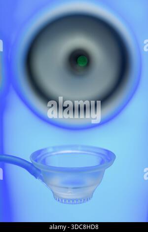 Vue rapprochée d'une vitre de contact stérile de l'interface patient ZEISS VisuMAX pour correction de la vision laser femtoseconde Banque D'Images