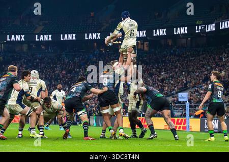 Londres, Royaume-Uni, 20 décembre 2025 le flanker Joe Owen des Bristol Bears attrape le ballon de ligne pendant le Big Game 17, Allianz Stadium, Twickenham, Londres, Royaume-Uni. Alex Williams / Alamy Live News Banque D'Images