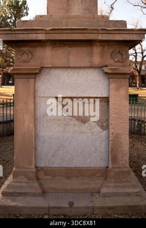 Base du monument des soldats à Santa Fe Plaza, partie d'un panneau inscrit ciselé pour protester contre le langage controversé utilisé, Santa Fe, Nouveau Mexique, États-Unis. Banque D'Images