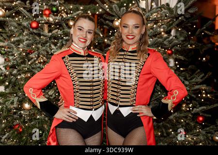 Roncalli Weihnachtscircus, Show und promis im Tempodrom, Berlin, 19.12.2025 Artistinnen beim 21. Original Roncalli Weihnachtscircus Berlin im Berliner Tempodrom AM 19.12.2025 Berlin Tempodrom *** Roncalli Weihnachtscircus, spectacle et célébrités au Tempodrom, Berlin, 19 12 2025 artistes au 21 original Roncalli Weihnachtscircus Berlin au Tempodrom de Berlin le 19 12 2025 Berlin Tempodrom Copyright : xJensxFinkex Banque D'Images