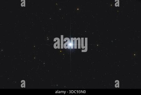 Aussi connue sous le nom d'Alpha Carinae, Canopus est la deuxième étoile la plus brillante du ciel nocturne. Photographie réalisée avec un télescope réfléchissant à une distance focale de 560mm. Banque D'Images