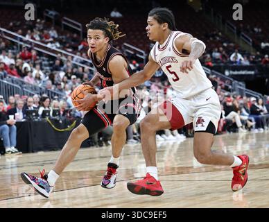 Newark, États-Unis. 20 décembre 2025. 20 décembre 2025 ; Newark, New Jersey ; le garde des Cougars de Houston Kingston Flemings (4) se dirige vers le panier tandis que le garde des Razorbacks de l'Arkansas Darius Acuff Jr. (5) joue en défense dans la seconde moitié du Never Forget Tribute Classic au Prudential Center. (Photo de Jess Stiles/Sipa USA) crédit : Sipa USA/Alamy Live News Banque D'Images