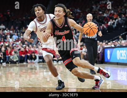 Newark, États-Unis. 20 décembre 2025. 20 décembre 2025 ; Newark, New Jersey ; Arkansas Razorbacks garde D.J. Wagner (21 ans) joue la défense tandis que Houston Cougars garde Kingston Flemings (4 ans) se dirige vers le panier dans la seconde moitié du Never Forget Tribute Classic au Prudential Center. (Photo de Jess Stiles/Sipa USA) crédit : Sipa USA/Alamy Live News Banque D'Images