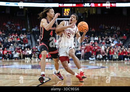 Newark, États-Unis. 20 décembre 2025. 20 décembre 2025 ; Newark, New Jersey ; Arkansas Razorbacks garde Darius Acuff Jr. (5) se dirige vers le panier tandis que Houston Cougars garde Kingston Flemings (4) joue la défense dans la première moitié du Never Forget Tribute Classic au Prudential Center. (Photo de Jess Stiles/Sipa USA) crédit : Sipa USA/Alamy Live News Banque D'Images