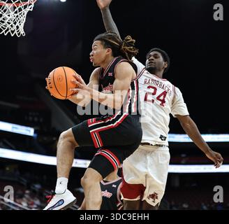 Newark, États-Unis. 20 décembre 2025. 20 décembre 2025 ; Newark, New Jersey ; le garde des Cougars de Houston Kingston Flemings (4) se dirige vers le panier tandis que le garde des Razorbacks de l'Arkansas Billy Richmond III (24) joue la défense dans la seconde moitié du Never Forget Tribute Classic au Prudential Center. (Photo de Jess Stiles/Sipa USA) crédit : Sipa USA/Alamy Live News Banque D'Images