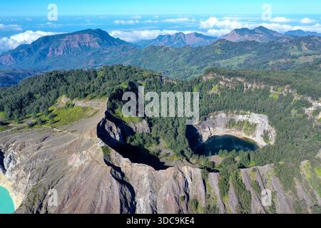 Le lac sombre unique des trois lacs de cratère multicolores du parc national de Kelimutu, île de Flores, Indonésie Banque D'Images