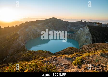 Le soleil se lève sur l'un des trois lacs multicolores du volcan Kelimutu, parc national de Kelimutu, île Flores, Indonésie Banque D'Images