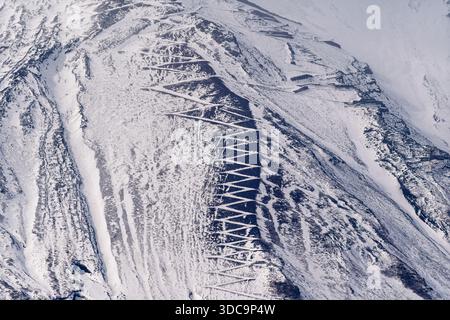 Gros plan sur le mont Fuji, pentes enneigées, aiguillages sinueux, crêtes de neige texturées en lumière douce Banque D'Images