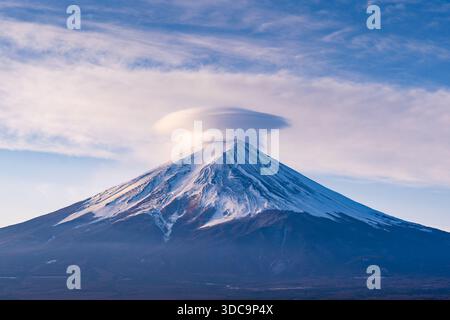 Mont Fuji Portrait de montagne panoramique haute résolution avec stries de neige et nuage lenticulaire Banque D'Images