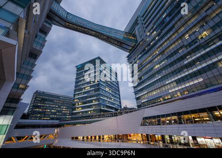 Taipei, Taiwan, avril 30 2025, Nangang Software Park vue ascendante des tours de grande hauteur avec pont-ciel Banque D'Images