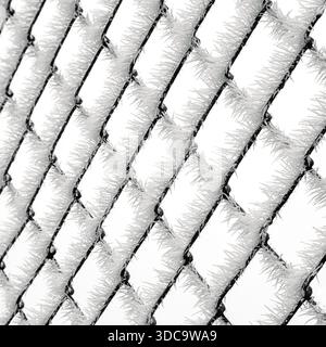 Vue rapprochée de la clôture métallique recouverte de gel dense et de cristaux de glace. Texture d'hiver abstraite avec motif diagonal répétitif créé par Frozen con Banque D'Images