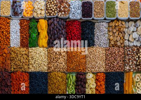 Affichage de différentes sortes de fruits secs au Kazakhstan Banque D'Images
