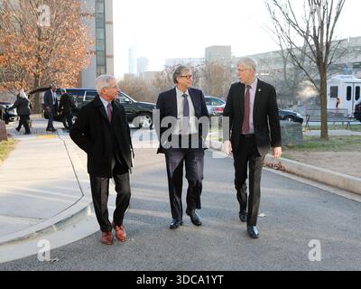 Bill Gates (au milieu), Dr Anthony Fauci (à l’extrême gauche), directeur de l’Institut national des allergies et des maladies infectieuses des NIH, et Dr Francis Collins (à droite), directeur des NIH. Réunion NIH 2018 - photo NIH Banque D'Images