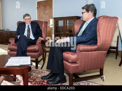 Le secrétaire Perry rencontre Bill Gates le 20 mars 2017 au DOE - photo du DOE par Ken Shipp Banque D'Images