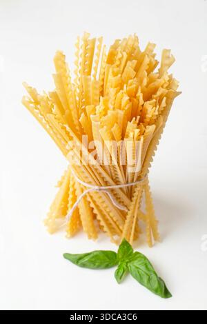 La Mafaldine, également connue sous le nom de reginette (italienne pour les petites reines) ou simplement mafalda ou mafalde, est un type de pâtes en forme de ruban. Banque D'Images