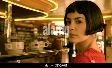 AUDREY TAUTOU dans AMÉLIE (2001) -titre original : LE FABULEUX DESTIN D'AMÉLIE POULAIN-, mise en scène JEAN-PIERRE JEUNET. CRÉDIT : VICTORIE PRODUCTIONS/UGC IMAGES/TAPIOCA FILMS/FRANCE 3 CINEM / ALBUM Banque D'Images