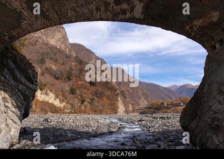 Vieux pont d'Ulu du 19ème siècle à Gakh. Azerbaïdjan. Banque D'Images