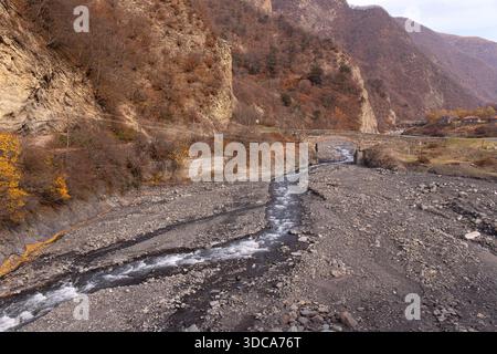Vieux pont d'Ulu du 19ème siècle à Gakh. Azerbaïdjan. Banque D'Images