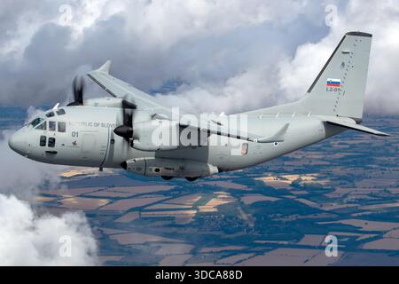 L'armée de l'air slovène de la République de Slovénie exploite les avions de transport Aeritalia G-222 et Alenia C-27J Spartan. L'avion immatriculé L2-01 a été photographié lors d'une exposition air-air au Royal International Air Tattoo qui s'est tenu à Fairford, en Angleterre. L'événement a présenté le vol en formation, les manœuvres d'avion et les capacités de l'aviation militaire internationale, mettant en évidence les opérations de transport, les compétences des pilotes et la technologie de l'aviation militaire slovène. Banque D'Images