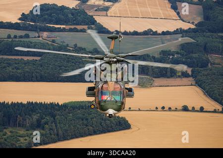 L'AugustaWestland EH1-1-514, immatriculée en 19606, est montrée en gros plan au Royal International Air Tattoo de Fairford, en Angleterre. L’image met en évidence la zone du poste de pilotage et la vue du pilote, montrant le fuselage, le système de rotor, le rotor de queue, les marquages et la conception générale de l’hélicoptère. L'avion fait partie de la flotte d'hélicoptères du Portugal et effectue une gamme de missions, y compris le transport, la reconnaissance et le soutien, dans des conditions de vol en formation. Banque D'Images