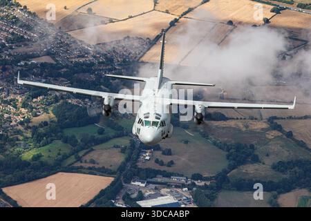 L'armée de l'air slovène de la République de Slovénie a exposé des avions Aeritalia G-222 et Alenia C-27J Spartan, immatriculés L2-01, effectuant des manœuvres air-air au Royal International Air Tattoo à Fairford, en Angleterre, démontrant ses capacités de transport et tactiques. Banque D'Images