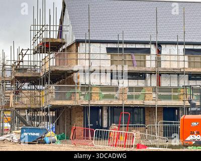 Bridgend, pays de Galles, Royaume-Uni - 14 décembre 2025 : Nouvelle construction de logements sociaux dans le cadre de la construction d'un village de bien-être près du centre-ville de Bridgend Banque D'Images