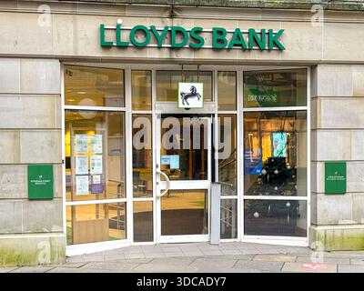 Bridgend, pays de Galles, Royaume-Uni - 14 décembre 2025 : vue extérieure avant de la succursale de la Lloyds Bank dans le centre-ville de Bridgend. Banque D'Images