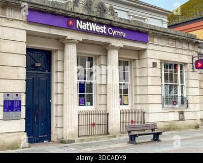 Bridgend, pays de Galles, Royaume-Uni - 14 décembre 2025 : vue extérieure avant de la succursale de Natwest Bank dans le centre-ville de Bridgend. Banque D'Images