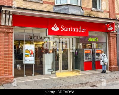 Bridgend, pays de Galles, Royaume-Uni - 14 décembre 2025 : vue extérieure avant de la succursale de Santander Bank dans le centre-ville de Bridgend. Banque D'Images