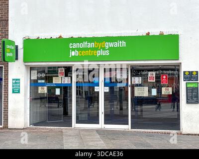 Bridgend, pays de Galles, Royaume-Uni - 14 décembre 2025 : vue extérieure avant du bureau Jobcentre plus dans le centre-ville de Bridgend. Banque D'Images