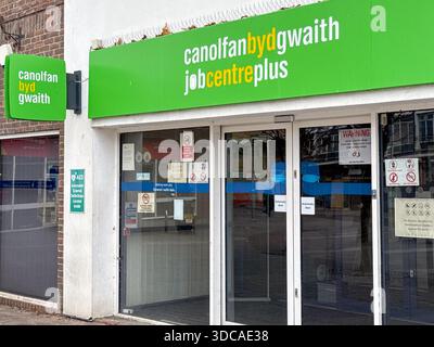 Bridgend, pays de Galles, Royaume-Uni - 14 décembre 2025 : vue extérieure avant du bureau Jobcentre plus dans le centre-ville de Bridgend. Banque D'Images