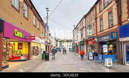 Bridgend, pays de Galles, Royaume-Uni - 14 décembre 2025 : Shoppers in Adare Street dans le centre-ville de Bridgend. Banque D'Images