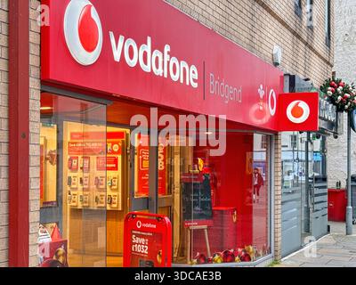 Bridgend, pays de Galles, Royaume-Uni - 14 décembre 2025 : vue extérieure avant de la boutique de téléphones portables Vodafone dans le centre-ville de Bridgend. Banque D'Images