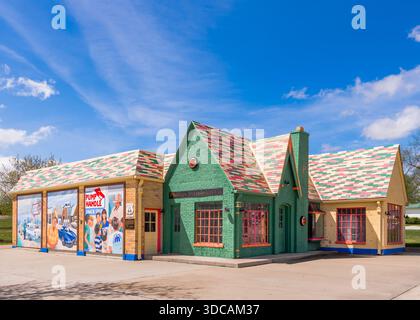 Sur LA ROUTE 66, Carr Phillips 66 station-service de style cottage et peintures murales, Cuba, Missouri. Artiste : Ray Harvey. Banque D'Images