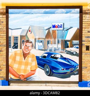 Sur LA ROUTE 66, Mobil et Chevrolet Corvette murale, station-service Carr Phillips 66, Cuba, Missouri. Artiste : Ray Harvey. Banque D'Images