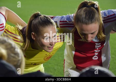 Amsterdam, pays-Bas. 21 décembre 2025. La gardienne Regina Van Eijk (1 Ajax) est capitaine du match entre l'Ajax et les femmes du CNA à de Toekomst, Amsterdam, pays-Bas. Crédit : SPP Sport Press photo. /Alamy Live News Banque D'Images