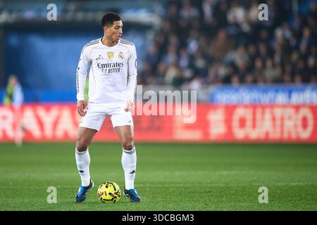 Jude Bellingham du Real Madrid CF avec le ballon lors du match LaLiga EA Sports entre le Deportivo Alaves et le Real Madrid CF à l'Estadio Mendizorrotza Banque D'Images