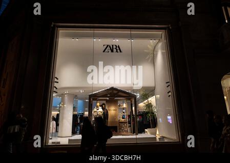 Barcelone, Espagne - 25 novembre 2025 : signe d'un magasin de vêtements Zara la nuit avec des gens autour dans une rue commerçante à Barcelone, Catalogne, Espagne Banque D'Images