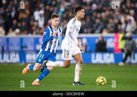 Jude Bellingham du Real Madrid CF avec le ballon lors du match LaLiga EA Sports entre le Deportivo Alaves et le Real Madrid CF à l'Estadio Mendizorrotza Banque D'Images