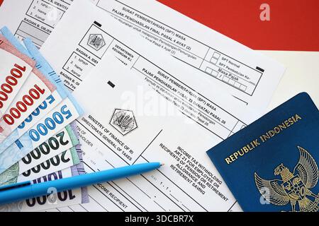 KIEV, UKRAINE - le 27 JANVIER 2024 formulaires fiscaux indonésiens 1721 a1 retenue d'impôt sur le revenu art 21 pour les employés ou les bénéficiaires d'une pension, d'une allocation de retraite, d'une épargne-retraite et d'autres documents fiscaux Banque D'Images