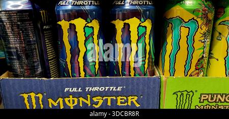 Canettes de boisson énergétique Monster dans un magasin. Banque D'Images