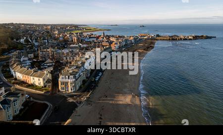 Vue aérienne par drone de la plage de Milsey et du centre-ville de North Berwick, East Lothian, Écosse Banque D'Images