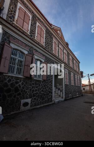 Maisons historiques ottomanes et grecques à Kula, Manisa, Turquie, avec une architecture colorée traditionnelle, des rues étroites pavées... Banque D'Images