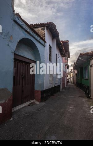 Maisons historiques ottomanes et grecques à Kula, Manisa, Turquie, avec une architecture colorée traditionnelle, des rues étroites pavées... Banque D'Images
