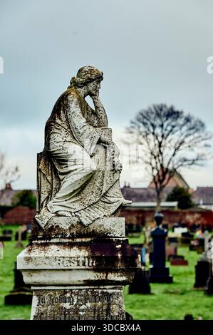 Statue de jeune femme triste sur le socle sur la tombe, Royaume-Uni Banque D'Images