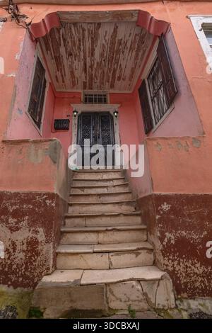 Maisons historiques ottomanes et grecques à Kula, Manisa, Turquie, avec une architecture colorée traditionnelle, des rues étroites pavées... Banque D'Images