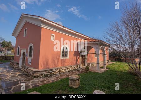 Maisons historiques ottomanes et grecques à Kula, Manisa, Turquie, avec une architecture colorée traditionnelle, des rues étroites pavées... Banque D'Images