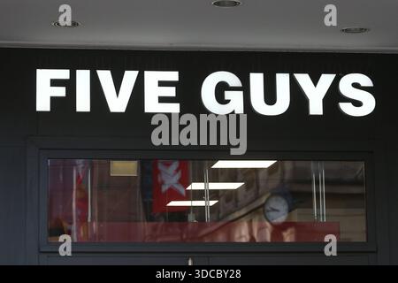 21.12.2025 , xsvx, Wirtschaft, Restaurant Five Guys, emwirt emonline, V.L. Das logo Schriftzug des Fastfood Lokals / Burgerladens / Restaurant cinq gars à Karlsruhe Symbolfoto Symbolbild Karlsruhe *** 21 12 2025 , xsvx, Economy, Restaurant cinq gars, emwirt emonline, v l le logo lettrage du restaurant de restauration rapide Burgerladens Restaurant cinq gars à Karlsruhe symbole photo symbole image Karlsruhe Banque D'Images